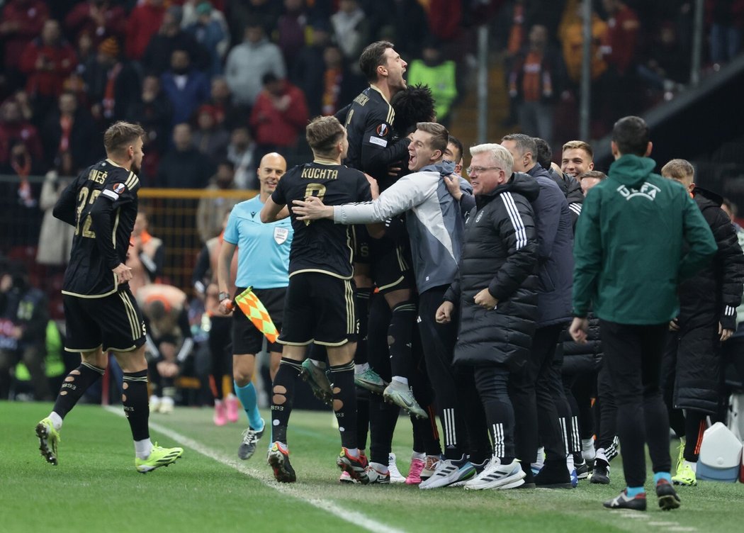 Sparťanská radost po gólu na hřišti Galatasaraye