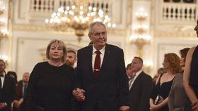 Galavečer ke 100 letům koruny na Pražském hradě: Miloš Zeman s manželkou Ivanou
