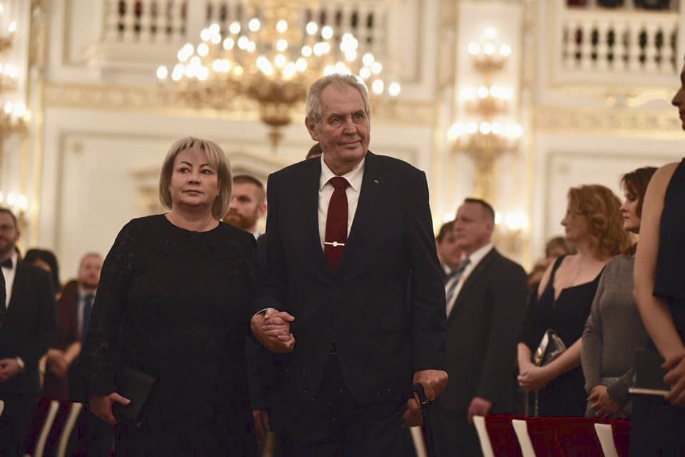 Galavečer ke 100 letům koruny na Pražském hradě: Miloš Zeman s manželkou Ivanou