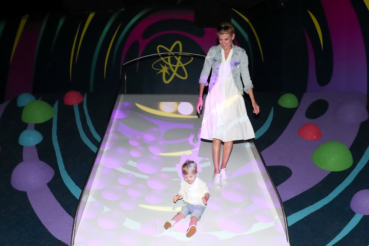 Iveta Lutovská se synem zavítala na novou multimediální výstavu Galaxie barev spojenou s největší robotickou show v centru Chodov.
