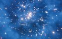 Přes snímek z Hubblova kosmického dalekohledu byl vložen modrý obraz naměřeného prstencového rozložení temné hmoty kolem středu kupy galaxií CL0024+17