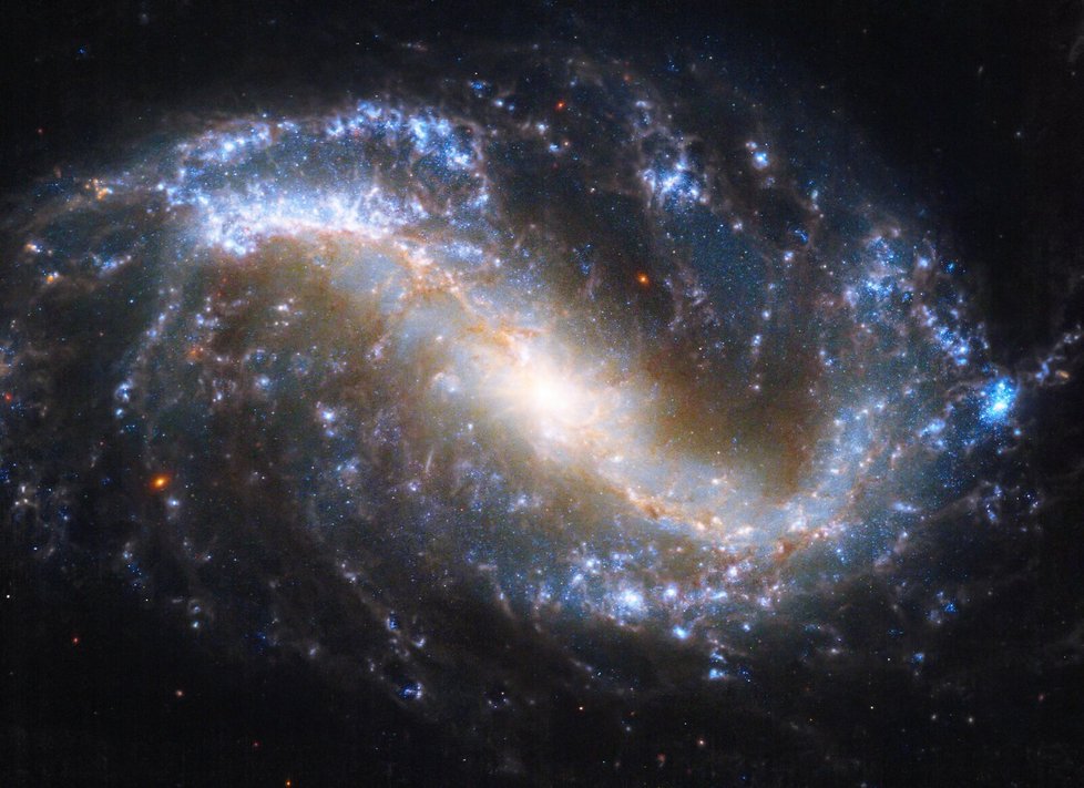 Galaxie NGC7496 v kombinaci infračerveného a viditelného světla (Webb + Hubble).