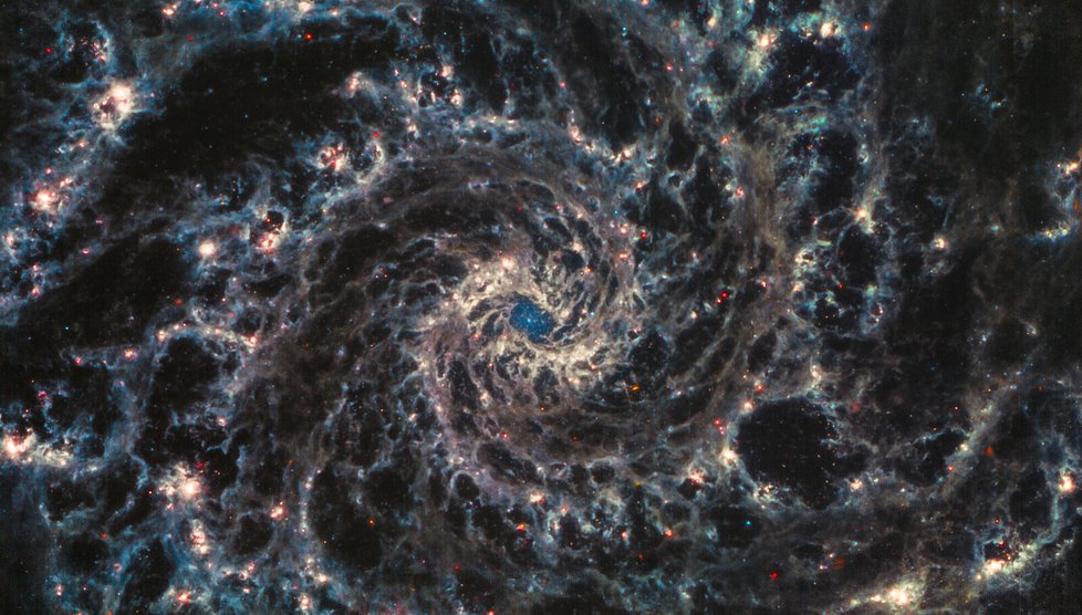 NGC628 má dokonale symetrická ramena - a v nich se rodí hvězdy.