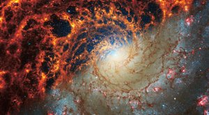 Super pohled do vesmíru: Odhalte zářící galaxii očima Webbova dalekohledu