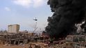 Libanonští hasiči se snaží uhasit požár, který vypukl v oblasti přístavu v Bejrútu