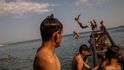 Migranti si užívají moře na ostrově Lesbos, Řecko
