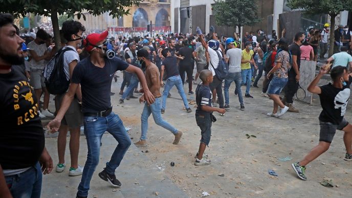 Libanonští demonstranti rozzuřeni smrtelným výbuchem v Beirútu.