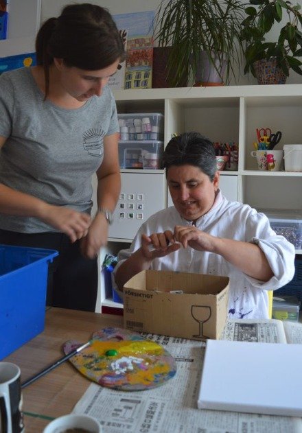 Výstava je složena z výtvarných počinů klientů společnosti Duha, která pomáhá dospělým osobám s mentálním znevýhodněním.