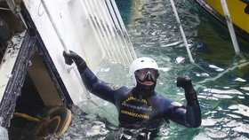Italský potápěč při záchranných pracích na lodi Costa Concordia