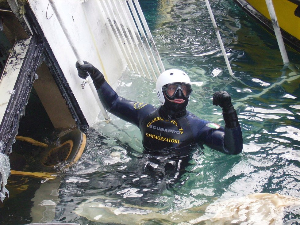 Italský potápěč při záchranných pracích na lodi Costa Concordia