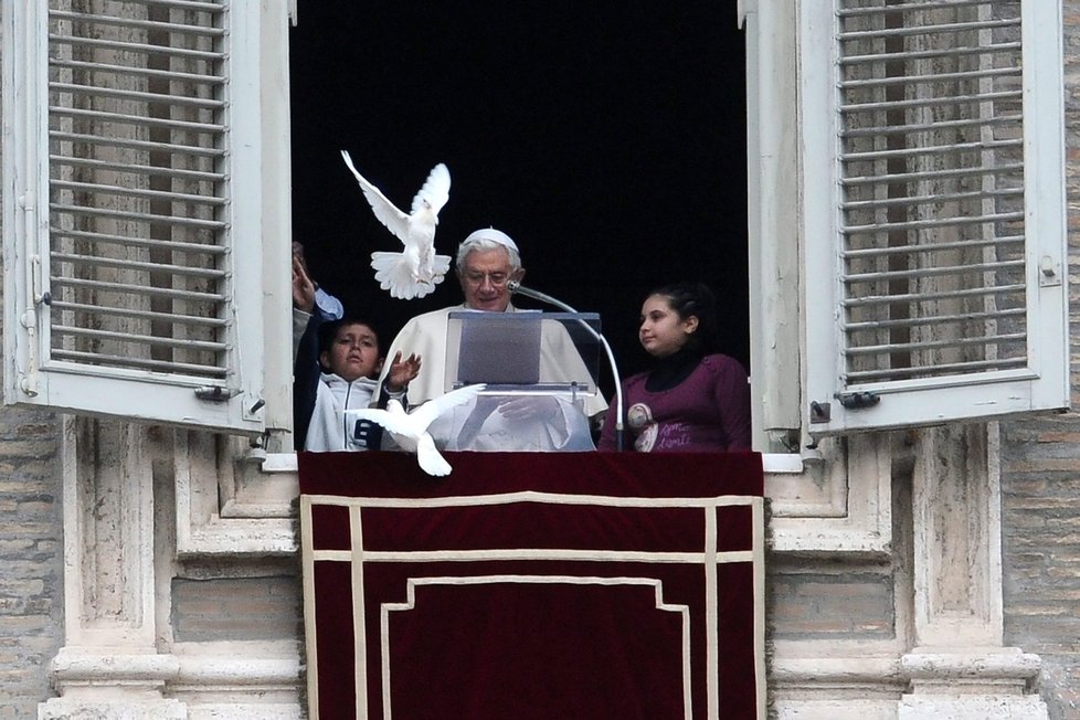 Papež Benedikt XVI. vypouští spolu se dvěma dětmi dvé bílé holubice během modliteb