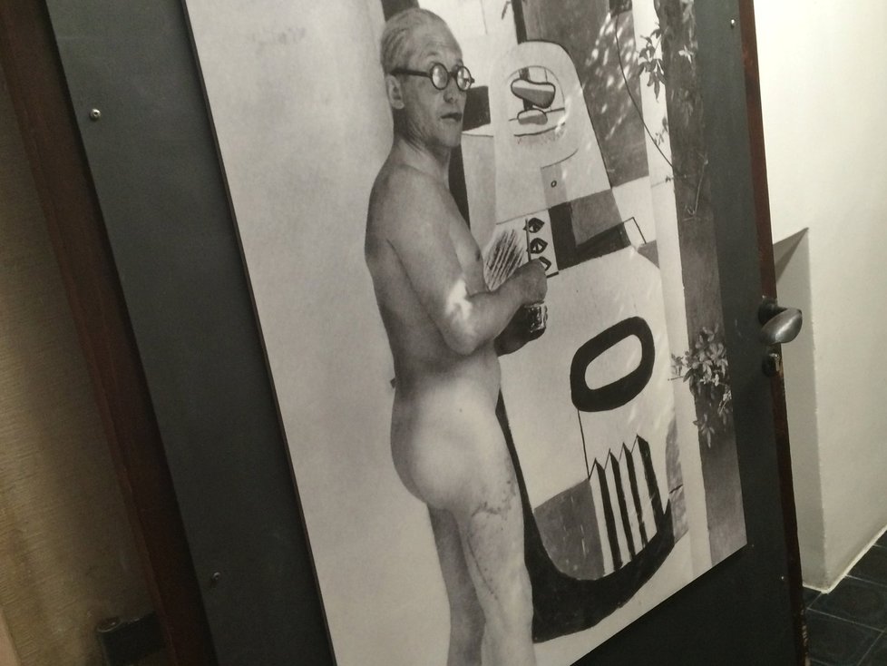 Švýcarský umělec Le Corbusier, který propagoval nudismus. Velkou jizvu mu způsobil lodní šroub při plavání.