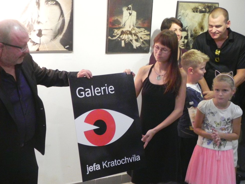 Ředitel Městského divadlo Brno Stanislav Moša a mluvčí divadla Lenka Pazourková představili logo galerie.