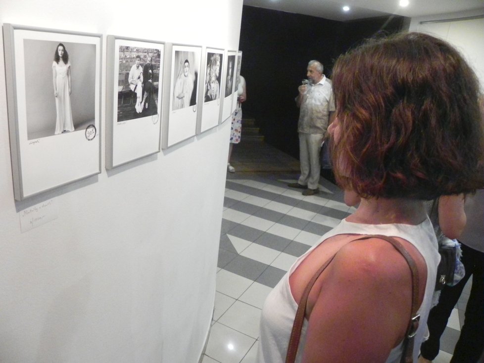Výstava fotografií Jefa Kratochvila (1943-2018) v galerii Městského divadla Brno, která nese jméno slavného fotografa.