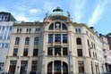 Secesní palác v centru Karlových Varů se znovu otevírá veřejnosti. Místo, kde se odehrával nejeden bujarý festivalový večírek, zkrášlují nyní umělecká díla. Budova bývalé Spořitelny byla dlouho v hrozném stavu.