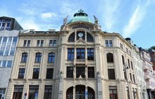 Secesní palác v centru Karlových Varů se znovu otevírá veřejnosti. Místo, kde se odehrával nejeden bujarý festivalový večírek, zkrášlují nyní umělecká díla. Budova bývalé Spořitelny byla dlouho v hrozném stavu.