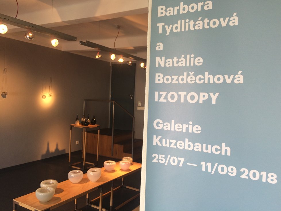 Galerie Kuzebauch vystavuje do 11. září sklářské výtvory Barbory Tydlitátové a Natálie Bozděchové.