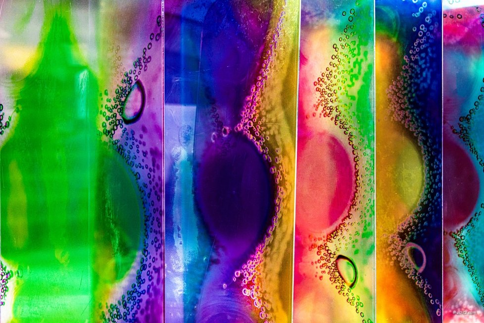 Jiří Macht2 je fotograf pověstný svým experimentováním a netradičními přístupy. Takto například „blýskl“ gumové medvídky, z nichž nechal vyrobit skleněné desky, které mají na slunečním světlem efekt barevné vitráže. Při správném nasvícení se totiž mozaikovitě promítají na zem či na zeď.