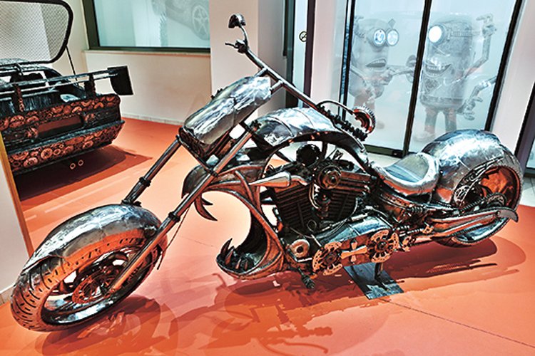 V Galerii ocelových figurín nechybí ani motorky