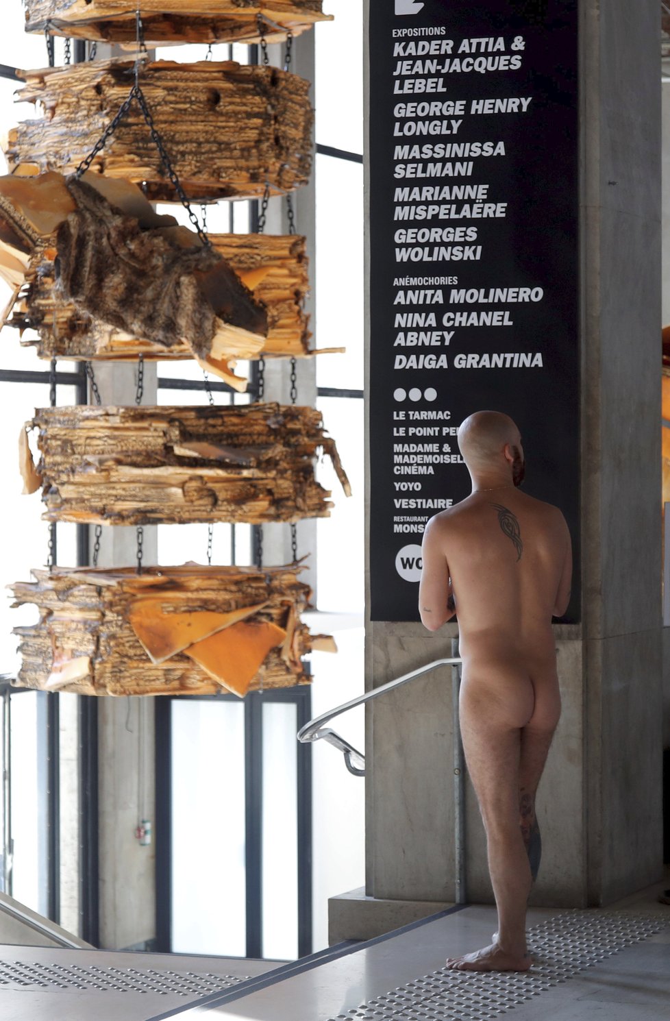 Do pařížské galerie vyrazili nudisté. V rouše Evině obdivovalo umění 160 lidí