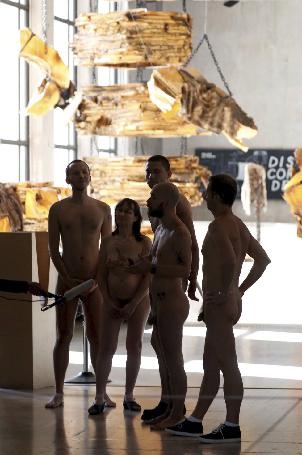 Do pařížské galerie vyrazili nudisté. V rouše Evině obdivovalo umění 160 lidí