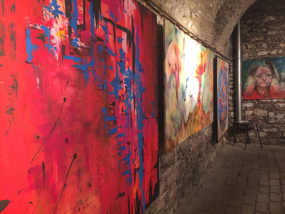 Výstava Prague Art Cocktail nabízí všehochuť současného umění. Prezentují se na ní současní čeští i zahraniční umělci.