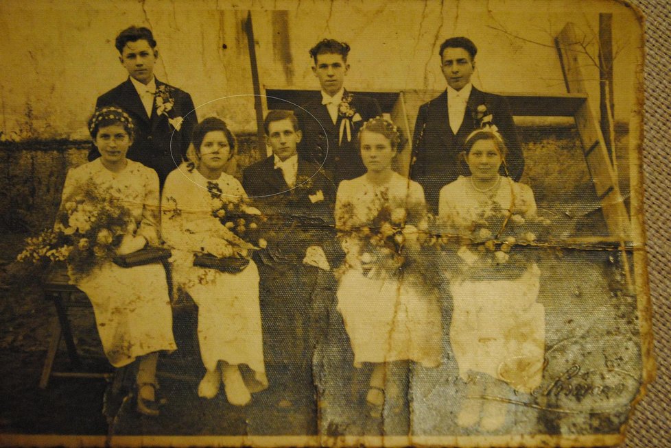 Svatba Liduše s Janem (v kroužku) 19. listopadu 1938