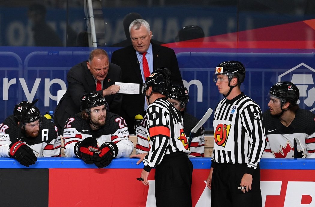 Gerard Gallant si o výkonu sudích musel s Martinem Franěm promluvit