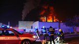 Škoda za 60 milionů: V noci v Praze hořela galvanovna. Hasiči zabránili ekologické katastrofě