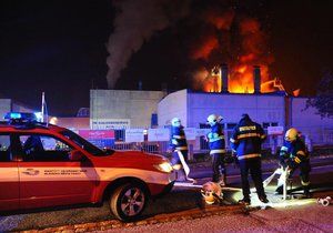 Hasiči v noci ze středy na čtvrtek zabránili ekologické katastrofě. Ve Štěrboholské ulici totiž hořela galvanovna.