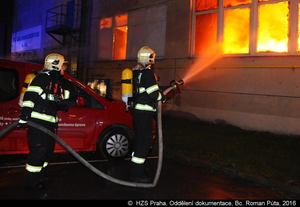Hasiči v noci ze středy na čtvrtek zabránili ekologické katastrofě. Ve Štěrboholské ulici totiž hořela galvanovna.