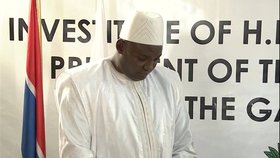 Barrow složil přísahu na gambijské ambasádě v hlavním městě sousedního Senegalu.