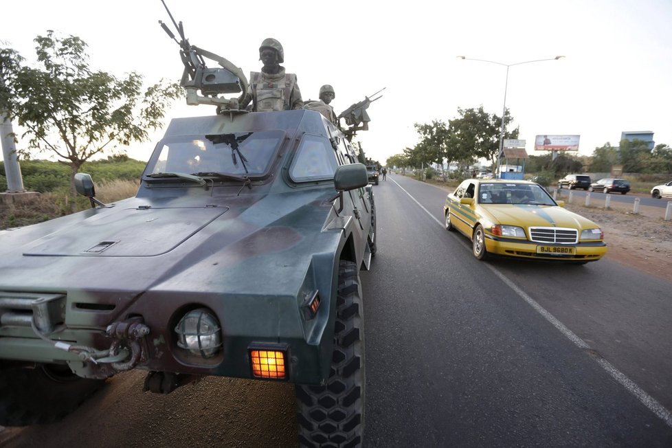 Do Gambie ve čtvrtek vstoupily ozbrojené síly Senegalu, Nigérie, Ghany, Mali a Toga, aby zajistily předání moci Barrowovi.