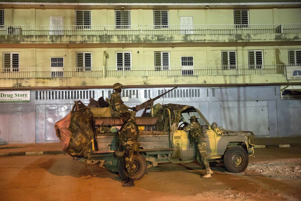 Do Gambie ve čtvrtek vstoupily ozbrojené síly Senegalu, Nigérie, Ghany, Mali a Toga, aby zajistily předání moci Barrowovi.