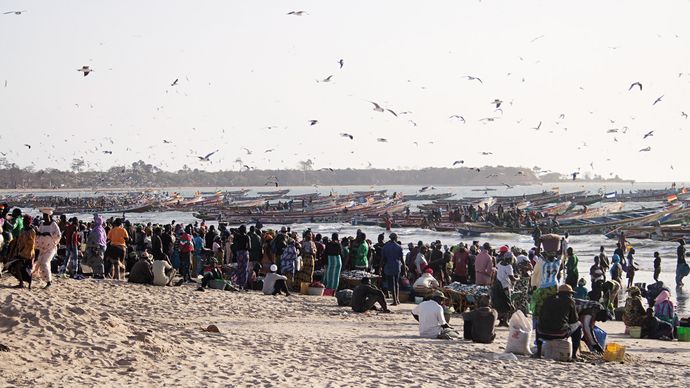 Rybí trh přímo na pláži v rybářské vesnici Tanji