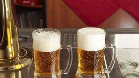 Rozdíl mezi dobře (vpravo) a špatně načepovaným pivem