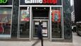Ikonickým symbolem nového trendu se stala akcie firmy GameStop prodávající videohry a herní konzole. V&nbsp;prosinci její akcie stála 13 dolarů, ve středu 27. ledna až 380 dolarů.