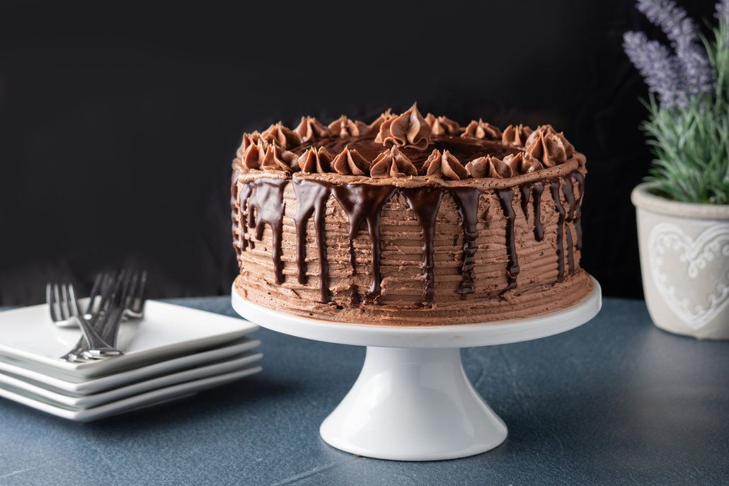 Aby byla poleva hladká a lesklá, umístěte dort na mřížku, hmotu nalijte doprostřed a nechte samovolně stéci