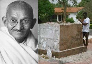 Ghanská univerzita po dvou letech sporů odstranila sochu Mahátmy Gándího z kampusu v hlavním městě Accře. Důvodem byly stížnosti univerzitní rady, obviňující slavného indického státníka z rasismu.