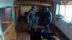 Policisté rozbili česko-ukrajinský gang falešných bankéřů. Ti obětem volali z Oděsy, škoda je v desítkách milionů.
