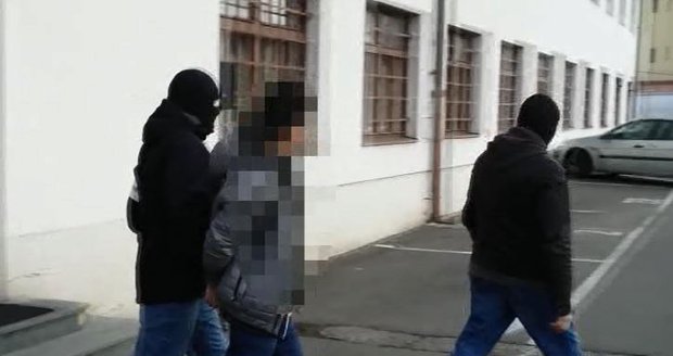 Gang mladíků přepadal v Praze lidi