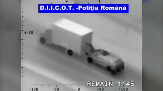 Gang rumunských zlodějů kradl přímo z jedoucího náklaďáku.
