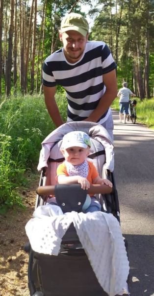 Tátové z Vacenovic vyjíždějí se svými dětmi pravidelně na procházky po okolí.