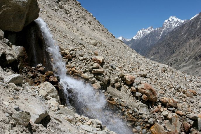 Gómukh neboli Kravská tlama. Tak se nazývá pramen posvátné řeky Gangy v garhwálském Himálaji