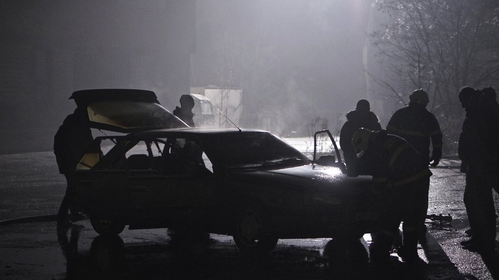 Filmaři nechali ohořelý vrak auta přes noc na místě
