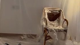 Židle potažená plastem uvnitř mučírny