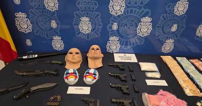 Policie v Marbelle zadržela tři osoby a zabavila pistole, mačety i silikonové masky.