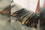 Muž v garáži v Praze 8 schovával 150 kilo munice a 26 zbraní.