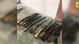 VIDEO: 26 nabitých zbraní a 150 kilo munice! Muž (42) měl v garáži v Praze 8 nelegální arzenál