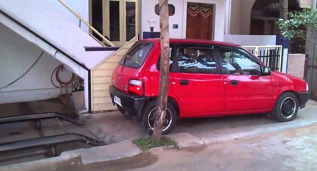 Tajná mini garáž pro chytré parkování: To není vtip!